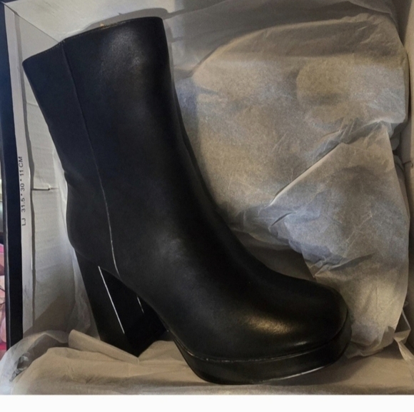 French Connection women's gogo ankle boot, Size 6.0 New with box. - Picture 9 of 12